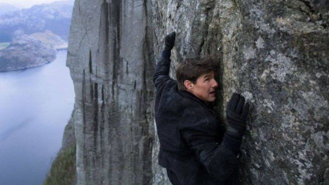 Tom Cruise en el acantilado&nbsp;Preikestolen, en Noruega.