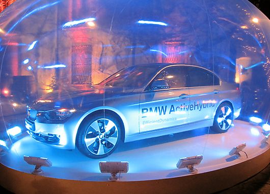 No entre algodones, pero sí entre una gran burbuja. Así presentó BMW la primera berlina compacta y deportiva plenamente híbrida perteneciente al segmento de autos premium. Se trata del BMW Active Hybrid 3, que comenzará a venderse en Europa desde septiembre de 2012. El precio por el momento es una incógnita.
