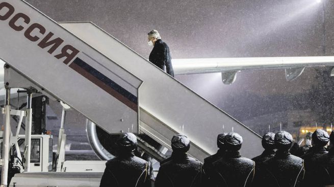 China. El Presidente se embarcó rumbo a Beijing, donde mantendrá un encuentro bilateral con Xi Jinping y asistirá a la apertura de los Juegos Olímpicos de Invierno.