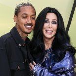 Cher junto a su pareja AE. Cher junto a su pareja AE.