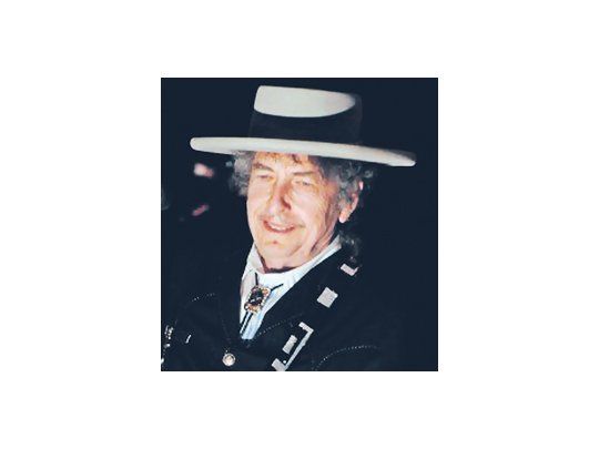 Bob Dylan cumple hoy 70 años en plena forma vital y artística. Entre otras celebraciones, el Museo Grammy inaugura esta semana la exposición-homenaje «Forever Young».
