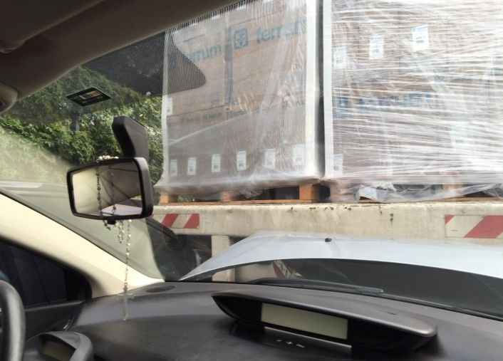 Se quedó sin frenos y casi provoca una tragedia (foto 5)