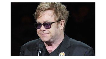 Elton John internado.
