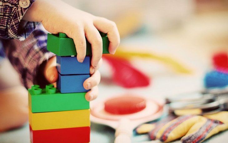 OMS recomienda a los niños menos pantallas y más juegos