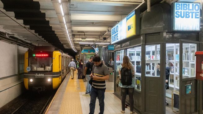 La biblioteca subterránea está emplazada en la estación Plaza de Mayo de la línea A.