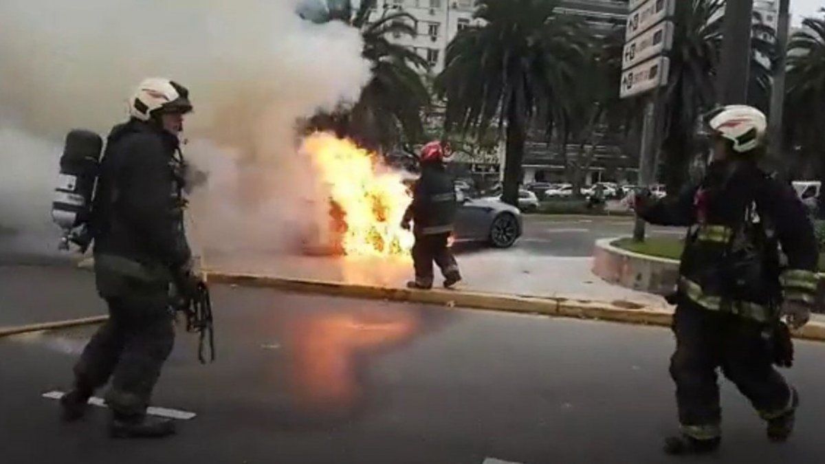 Un BMW se prendió fuego en plena avenida 9 de Julio