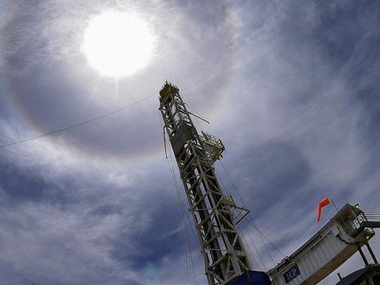 Según alertaron desde el sindicato de petroleros, el congelamiento del barril en en u$s59 provocó falta de precios de referencia, interrupción de comercialización, ruptura de la cadena de pagos, desabastecimiento de insumos, pausa en la perforación y suspensión de 1.000 operarios en Vaca Muerta.&nbsp;