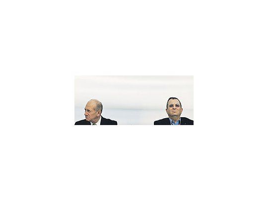 Ehud Olmerty Ehud Barak,primerministro ytitular deDefensa deIsrael. Lapelea de losdos principalessocios dela coalicióngobernantearrastra aIsrael a unaseria crisispolítica.