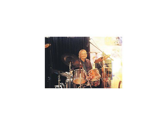 Javier Martínez, quien conserva el nombre del viejo trío Manal  se mostró en buena, forma junto a Maxi Delli Carpini y Héctor Actis, en el remozado reducto del rock La Perla del Once.