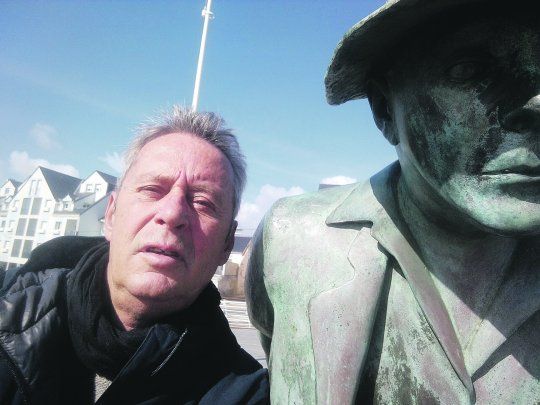 Federico Jeanmaire. En Francia, junto a la estatua de Jacques Tati.