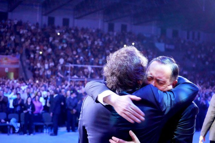 Javier Milei fundiéndose en un abrazo con el Pastor Ledesma, en Chaco. 