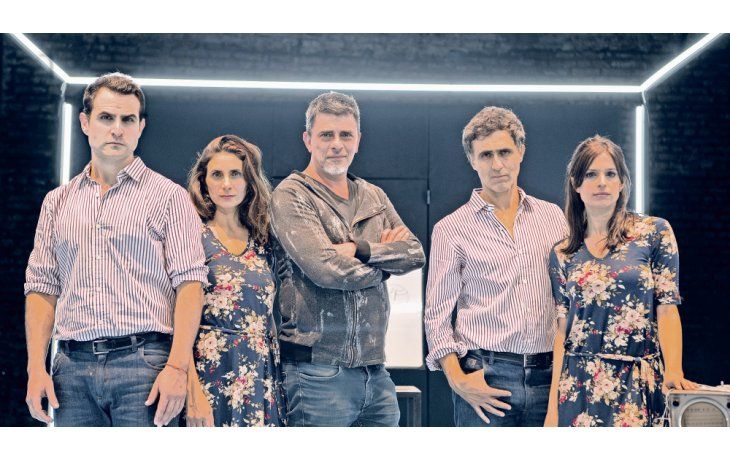 ámbito.com | Siniestros. Los protagonistas de la obra, junto a su creador. Una misma pareja en dos tiempos diferentes.