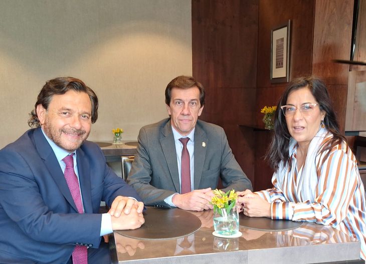 La senadora Carolina Moisés con los gobernadores Gustavo Sáenz (Salta) y Carlos Sadir (Jujuy). La senadora Carolina Moisés con los gobernadores Gustavo Sáenz (Salta) y Carlos Sadir (Jujuy).