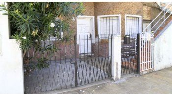 La fachada de la casa ubicada en Solá y Asamblea, lugar donde ocurrieron los crímenes.