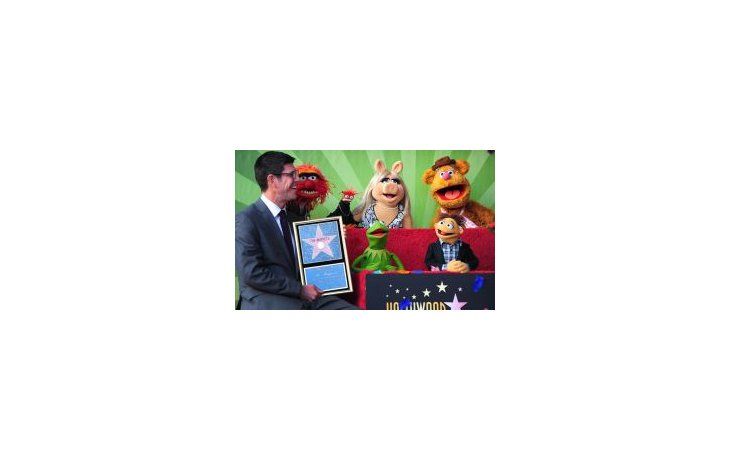 Algunos de los personajes de Los Muppets junto al presidente de los estudios Disney World, Rich Ross.