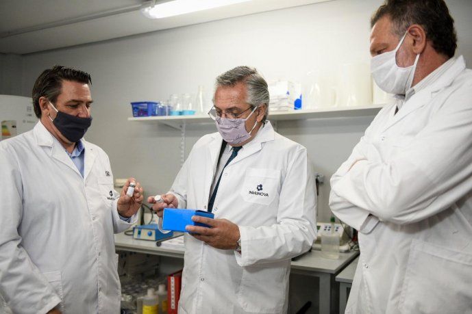 Alberto Fernández recorrió el laboratorio donde se desarrolló el suero equino