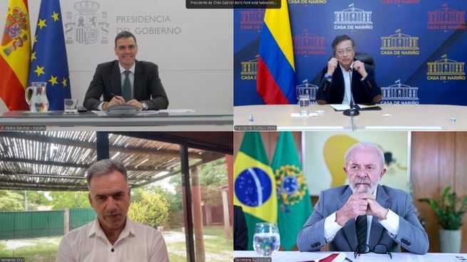 El presidente electo, Yamandú Orsi, y los mandatario de España, Pedro Sánchez, de Brasil, Lula da Silva, y de Chile, Gabriel Boric.