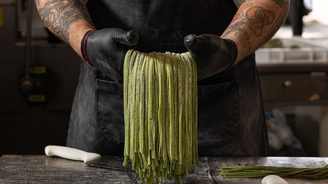 El local combina producción a la vista, productos importados de Italia y una carta con focaccia, gelato, cannoli y tiramisú preparado en el momento.