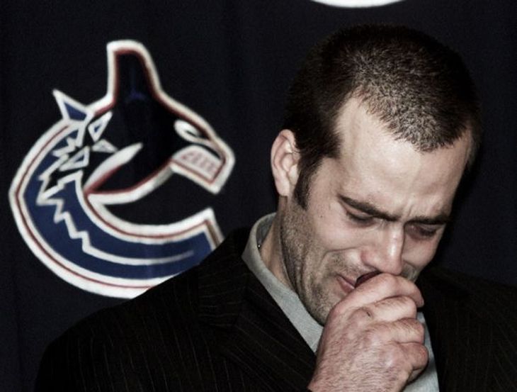 Days after the tragic incident, Bertuzzi apologizes to Steve Moore for what was one of the saddest moments in American sports | Photo: thestar.com Days after the tragic incident, Bertuzzi apologizes to Steve Moore for what was one of the saddest moments in American sports | Photo: thestar.com