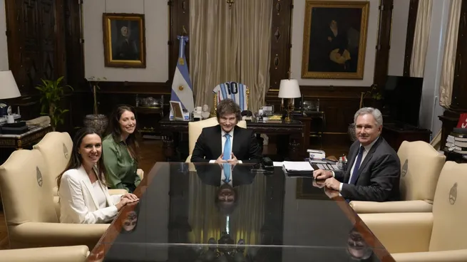 Javier Milei se reunió con Elisa Trotta, fundadora de la ONG Alianza por Venezuela, junto al canciller Pablo Quirno y la diputada nacional Sabrina Ajmechet, en la Casa Rosada.