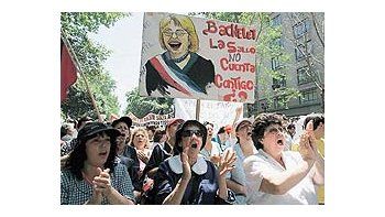 Empleados públicos chilenos se manifestaron ayer otra vez por las calles de Santiago coreando consignas contra la presidente Michelle Bachelet.Arrecia la protesta sindical por una suba de salarios.