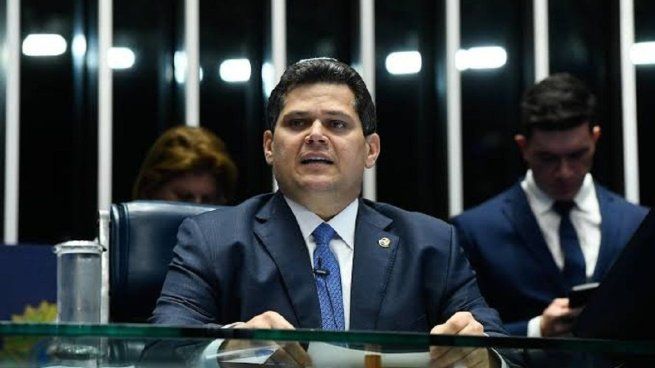 Davi Alcolumbre negocia un posible indulto a Jair Bolsonaro.