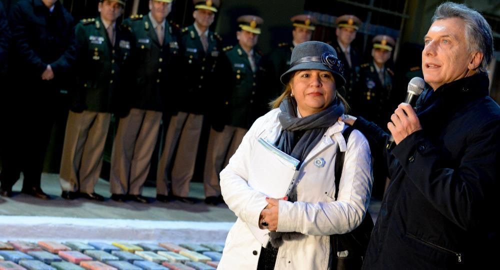 Macri junto a una representante de Madres del Paco