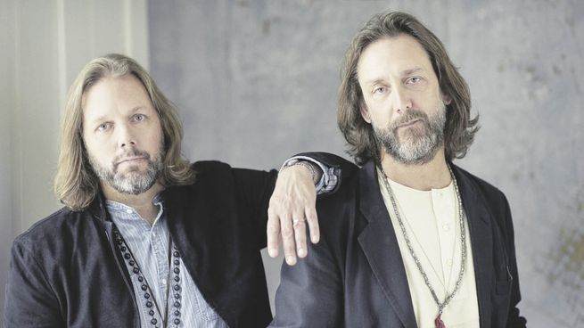 Black crowes. Los hermanos Chris y Rich Robinson, líderes.
