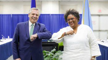 El presidente Alberto Fernández junto a la primera ministra de Barbados, Mia Mottley.&nbsp;