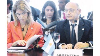 Débora Giorgi y Héctor Timerman apoyaron ayer en nombre de la Argentina el cronograma final de ingreso de Venezuela al Arancel Externo Común del Mercosur. Hoy Giorgi hablará ante empresarios de la región y Timerman estará con Cristina de Kirchner en las sesiones de presidentes.