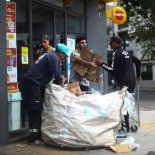 La aceleración de la inflación, la pérdida del poder adquisitivo de los salarios, el aumento del desempleo y la baja real de las jubilaciones, en medio del estancamiento económico, empiezan a impactar en la pobreza y encienden luces amarillas hacia 2026. La aceleración de la inflación, la pérdida del poder adquisitivo de los salarios, el aumento del desempleo y la baja real de las jubilaciones, en medio del estancamiento económico, empiezan a impactar en la pobreza y encienden luces amarillas hacia 2026.