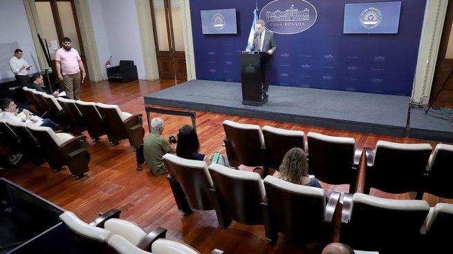 Manuel Adorni anunció cambios en la modalidad de las conferencias de prensa.