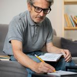 ANSES cuenta con distintas prestaciones destinadas a acompañar a las familias ante situaciones vinculadas con el fallecimiento de un jubilado o pensionado. ANSES cuenta con distintas prestaciones destinadas a acompañar a las familias ante situaciones vinculadas con el fallecimiento de un jubilado o pensionado.