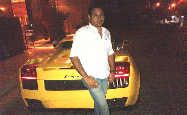 Nisham y su Lamborghini amarillo. Nisham y su Lamborghini amarillo.