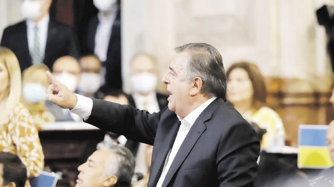 protestas. Marío Negri gritó protestando porque Cristina de Kirchner le limitó la palabra poco antes que se iniciara el mensaje de Alberto F.