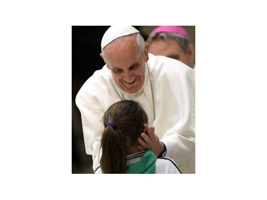 Francisco junto a niños de colegios católicos de Albania e Italia.