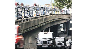 Cientos de camiones colapsaron ayer Londres, en el marcode una protesta contra el encarecimiento de los combustibles.Situaciones similares se viven en otros países europeosy asiáticos.
