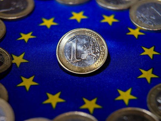 Mirá a cuánto cotiza el euro oficial y el euro blue.