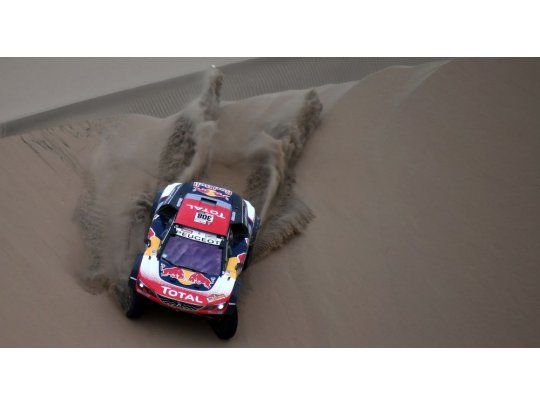 Cyril Despres voló en las dunas de Pisco.