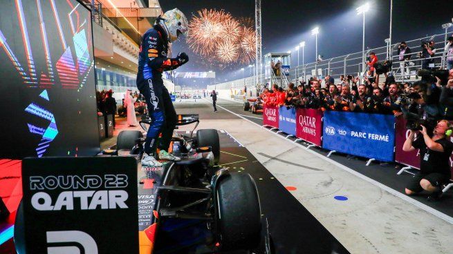 Max Verstappen ganó de punta a punta el Gran Premio de Qatar de Fórmula 1, mientras que su compañero de Red Bull, Checo Pérez, debió abandonar.