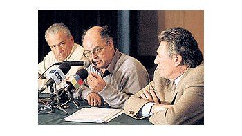 ámbito.com | El senadornacional ArturoVera, (UCR) ylos diputadosEmilio MartínezGarbino(ConcertaciónEntrerriana) yGustavoCusinatto (UCRKirchnerista) sereunieron ayercon productoresagropecuariosque lespidieron votarcontra lasretenciones