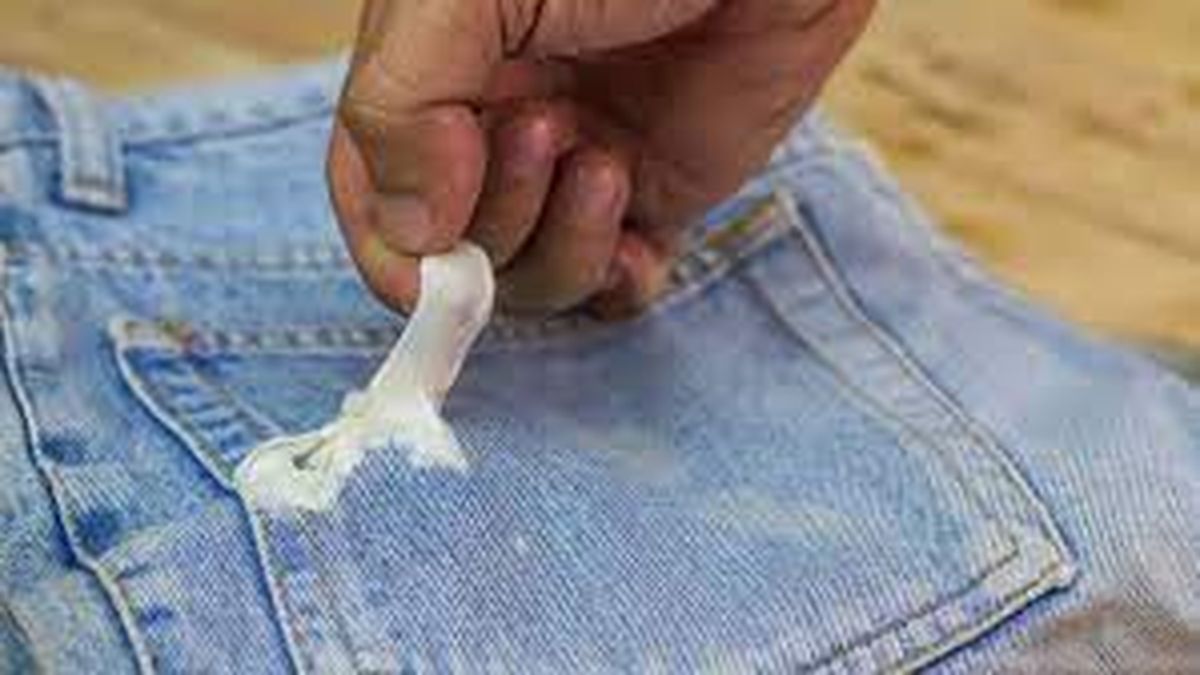The infallible trick to remove gum from your clothes