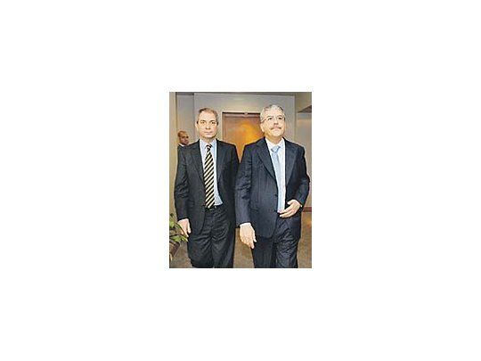 Julio Alak y Julio De Vido. Bajo el control estatal, Aerolíneas (ya con nafta más barata y tarifas actualizadas)lleva perdidos u$s 170 millones.