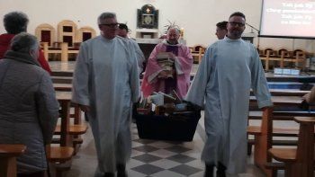 insolito: sacerdotes quemaron libros de harry potter y crepusculo por sacrilegos