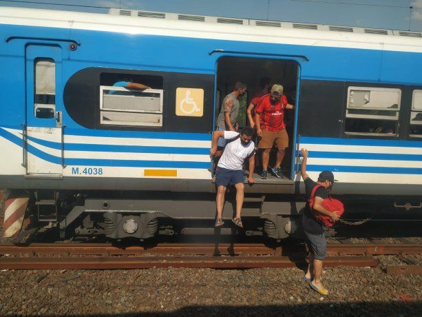 Los pasajeros descienden de una formación del tren Roca.