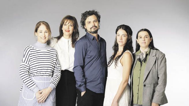 aquellas mujeres.Sebastián Irigo, con Victoria Bertone, Mara Guerra, Graciela Muñiz y Carolina Pfaffenbauer.
