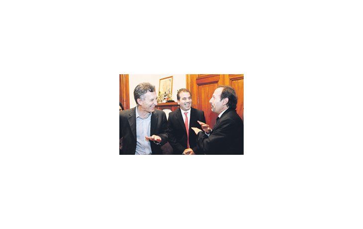 Mauricio Macri, Cristian Ritondo y Guillermo Francella, divertidos en la Legislatura Porteña, durante la entrega de la distinción de Personalidad Destacada de la Cultura, que los diputados otorgaron al actor.