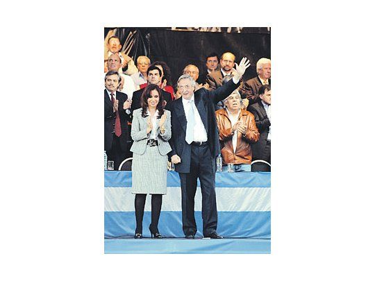 Néstor y Cristina Kirchner anoche en la cancha de Almagro.Volaban las piedras cuando el nuevo jefe del PJ presentó asu esposa como oradora central.
