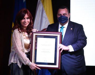 Cristina recibió la distinción como Ciudadana Ilustre y la Llave de la Ciudad por parte del Alcalde de Tegucigalpa, Jorge Aldana.