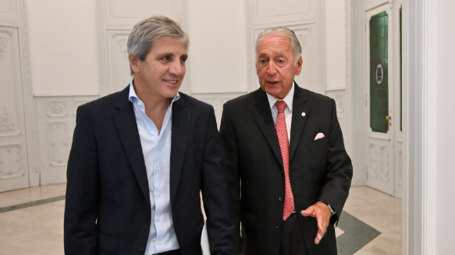 Daniel Funes de Rioja durante la última visita de Luis Caputo a la central fabril.